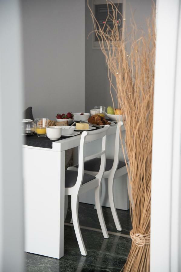 شقة Living Near Acropolis By Sylvia Staikou 2Nd & 3D Floor أثينا المظهر الخارجي الصورة